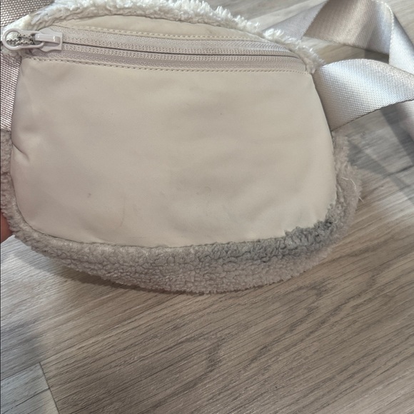 lululemon belt bag fleece version with gold hardware - Picture 6 of 7